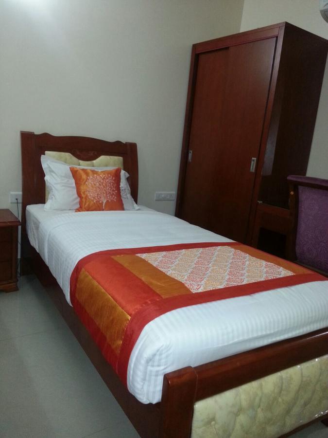 Hotel Shrivalli Residency Chennai Bagian luar foto
